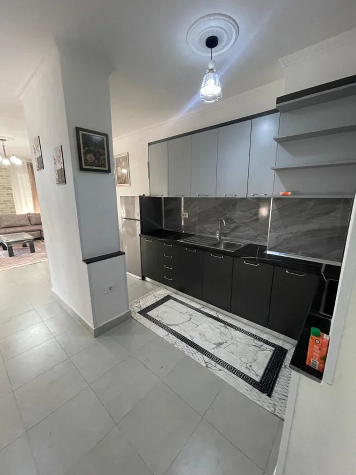 Tirane, jepet me qera apartament 2+1+Ballkon Kati 1, 100 m² 600 € (Prane Shkolles Tirana e Re)