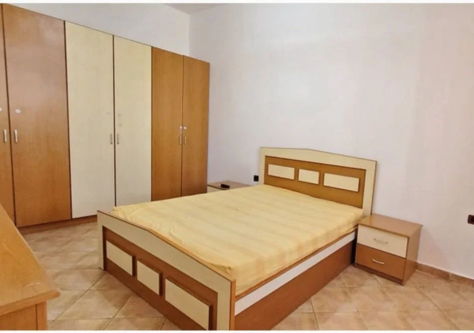 Tirane, jepet me qera apartament 1+1 Kati 5, 600 € (Pallatet Agimi)
