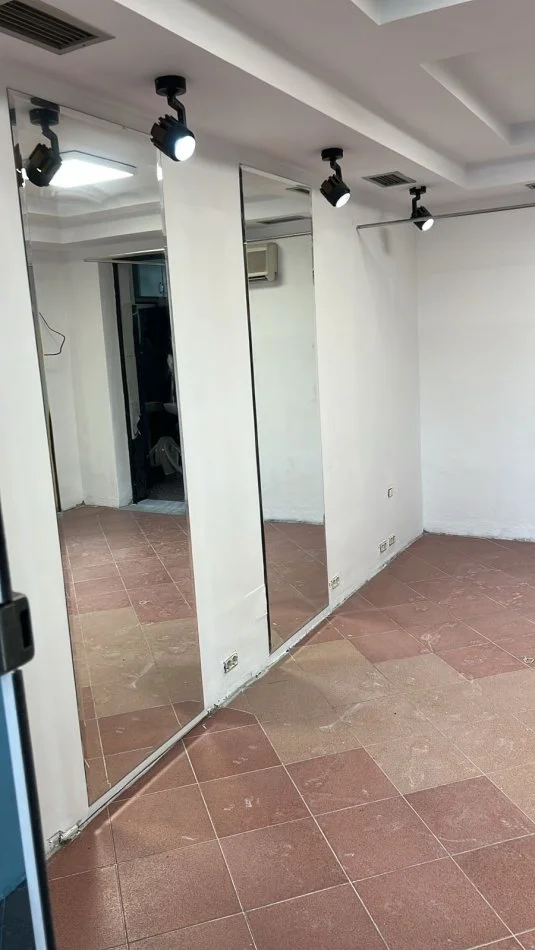 Tirane, jepet me qera ambjent biznesi Kati 0, 30 m² 500 € (Bulevardi Bajram Curri)
