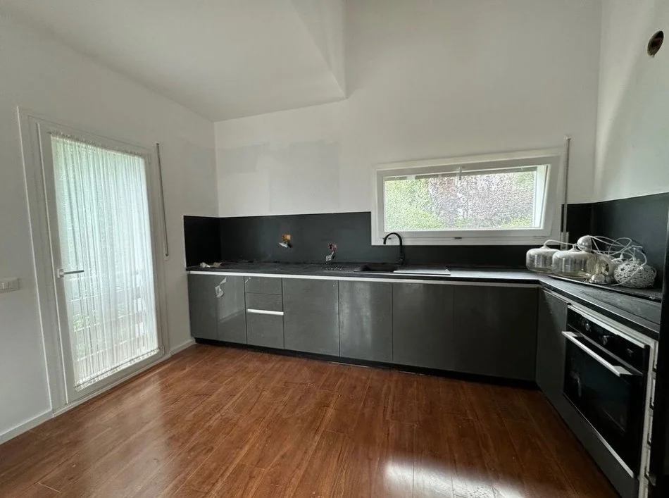 Tirane, shitet Vile , 219 m² 640.000 € 