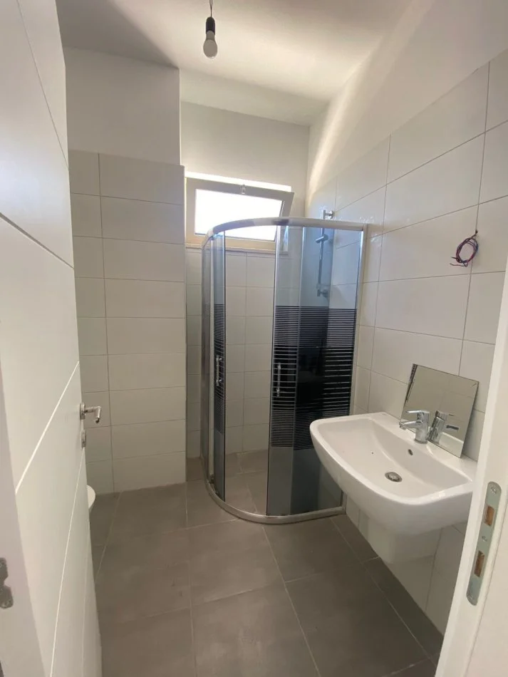 SHITET APARTAMENT 3+1+2+VERANDA 40M2 TE PERLA, GJIRI LALEZIT