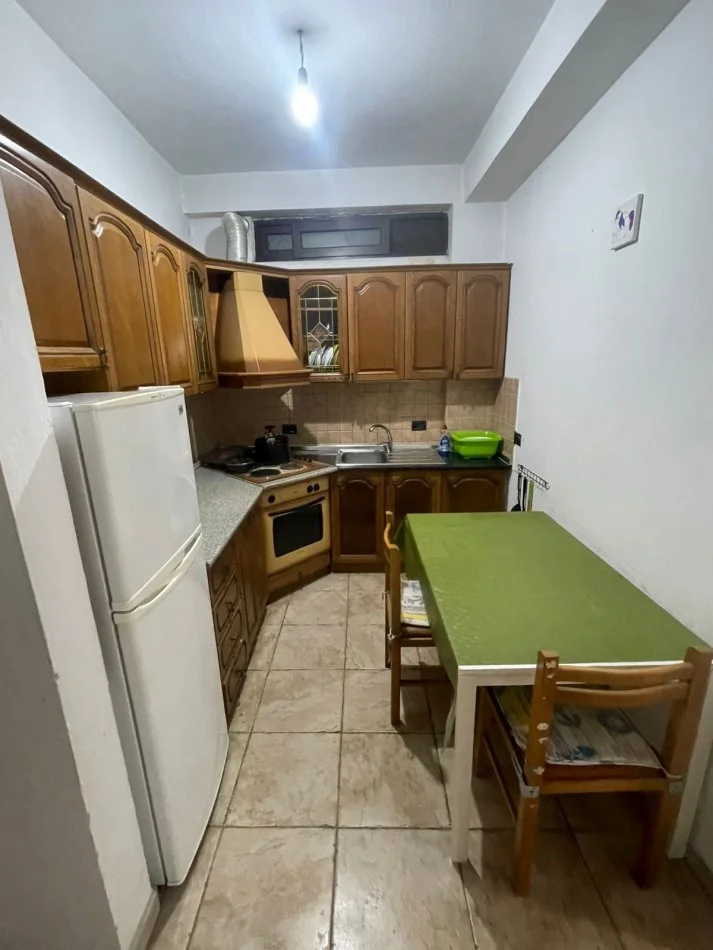 Tirane, jepet me qera apartament 3+1 Kati 6, 100 m² 700 € (Mine Peza)