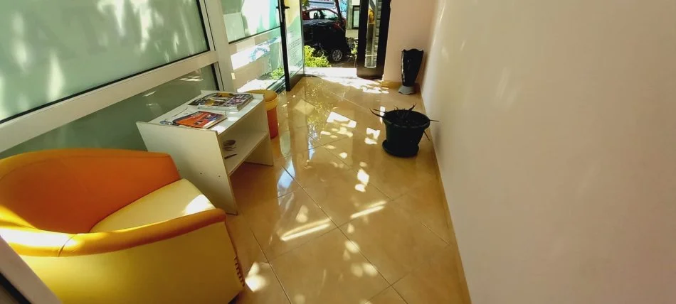 Tirane, shitet ambjent biznesi Kati 0, 82 m² 90.000 € (Shitet Klinike Dentare Fresku)