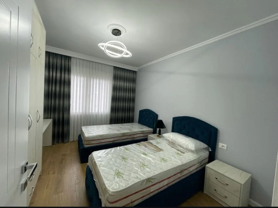 Tirane, jepet me qera apartament 2+1+Ballkon Kati 4, 105 m² 800 € (Zogu i Zi)