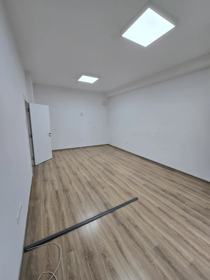 Tirane, jepet me qera zyre Kati 4, 95 m² 1.100 € (Square 21)