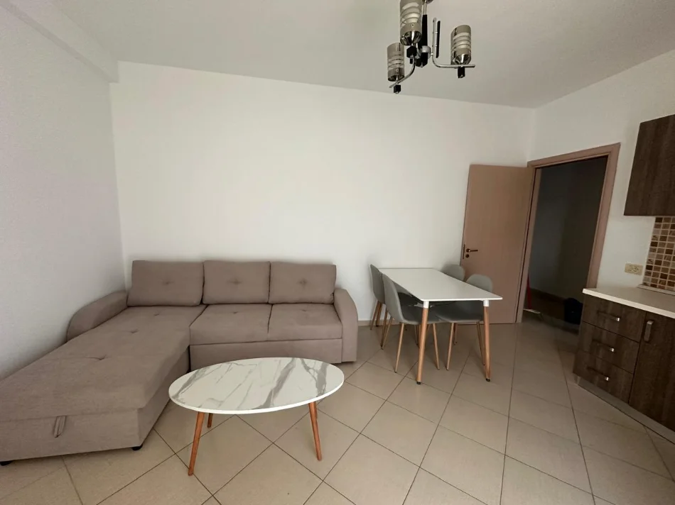 Tirane, jepet me qera apartament 1+1 Kati 4, 65 m² 400 € (Fresku)