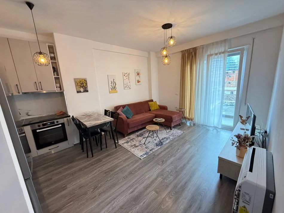 Tirane, jepet me qera apartament 1+1 Kati 3, 58 m² 600 € (Fillimi i rruges se dibres)