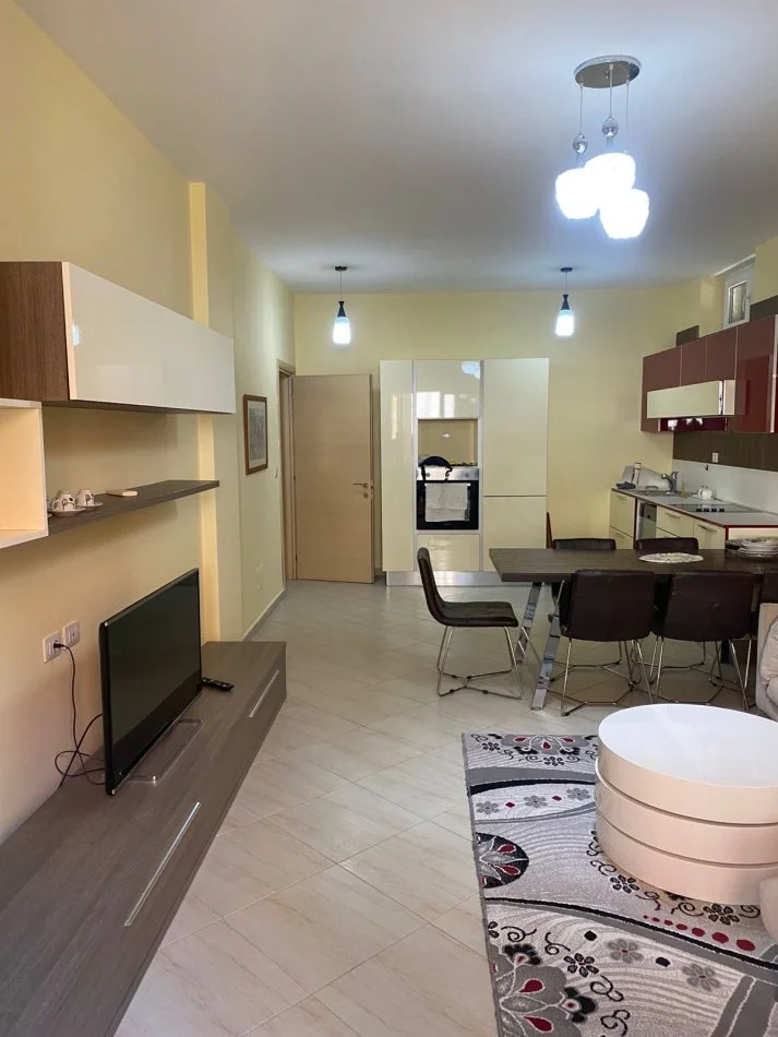 Tirane, jepet me qera apartament 2+1+2 Tualete+Ballkon , 600 € (Liqeni Thate)