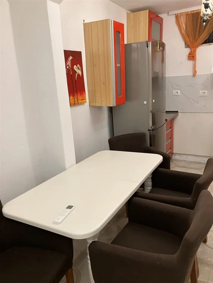 Tirane, jepet me qera shtepi 1+1 Kati 1, 70 m² 400 € (rruga Barrikadave)