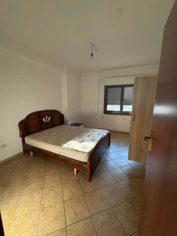 Tirane, jepet me qera apartament 2+1+2+Ballkon Kati 7, 125 m² 500 € (Komuna Parisit)