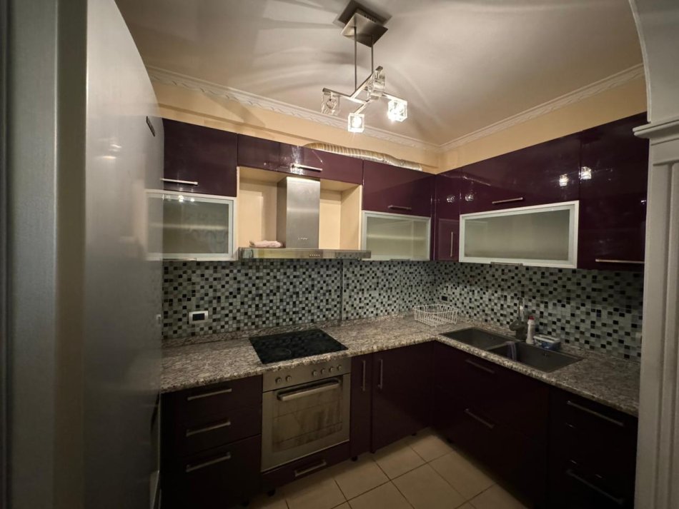 Tirane, jepet me qera apartament 2+1+Ballkon Kati 2, 100 m² 380 € (Yzberisht)