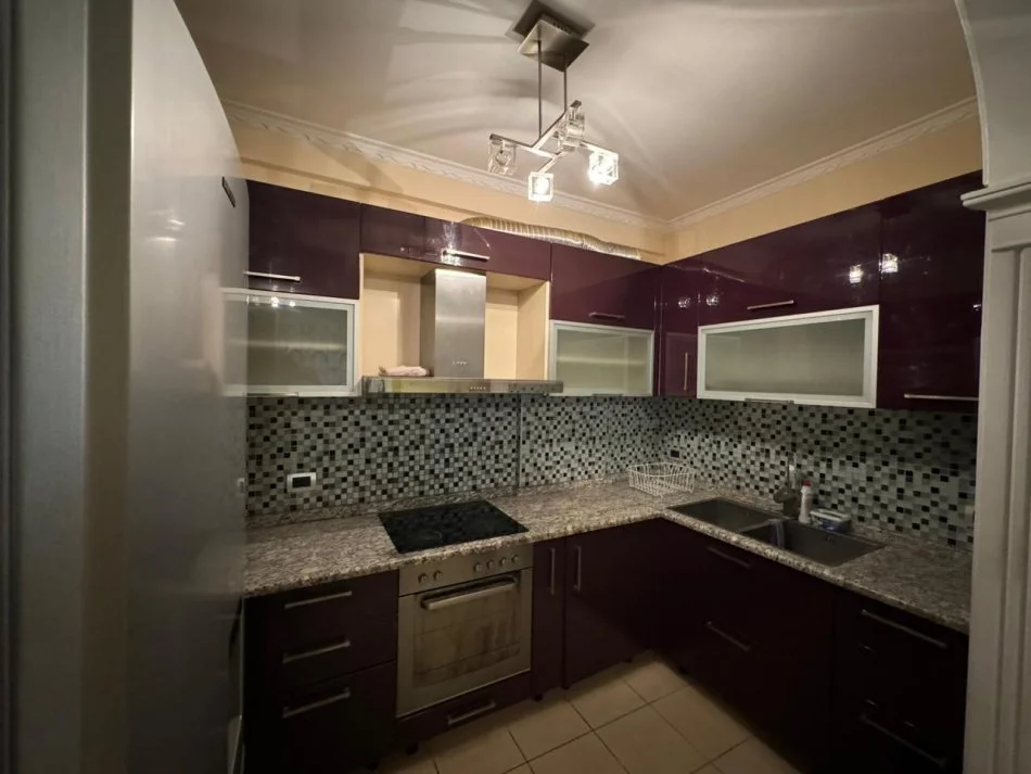 Tirane, jepet me qera apartament 2+1+Ballkon Kati 2, 100 m² 380 € (Yzberisht)