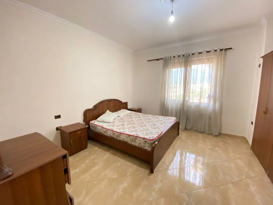 Tirane, jepet me qera 1+1 , 300 € 