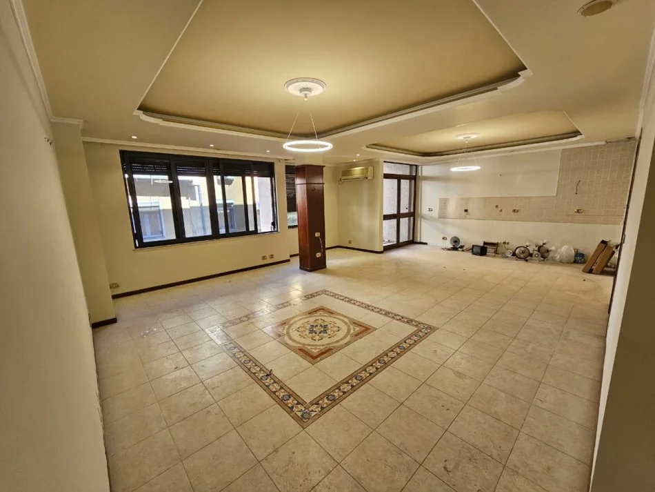 Tirane, shes apartament 3+1 Kati 3, 140 m² 350.000 € (Bllok kafe roma)