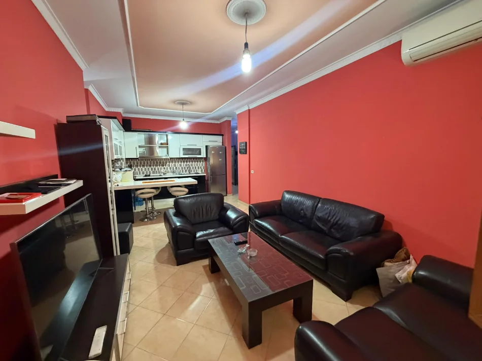 Tirane, jepet me qera apartament 2+1+Ballkon Kati 3, 95 m² 420 € (Apartament 2+1+2 Per Qera Prane Casa Italia I Mobiluar)