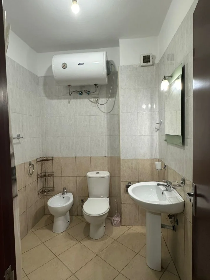 Tirane, jepet me qera apartament 2+1+Ballkon, Kati 2, 90 m² 450 € (Loni Ligori Astir)