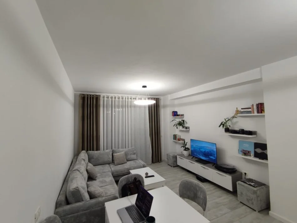 Tirane, jepet me qera apartament 2+1+Ballkon Kati 8, 90 m² 550 € (Rruga Teodor Keko)