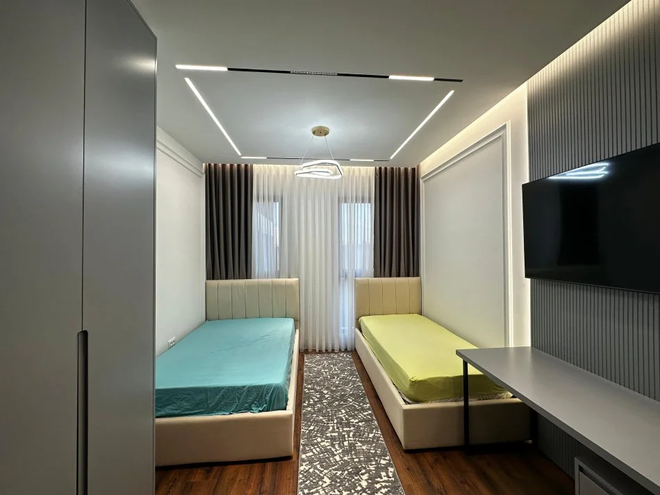 Tirane, jepet me qera apartament 2+1+Ballkon Kati 4, 105 m² 1.000 € (Rruga Dibres)