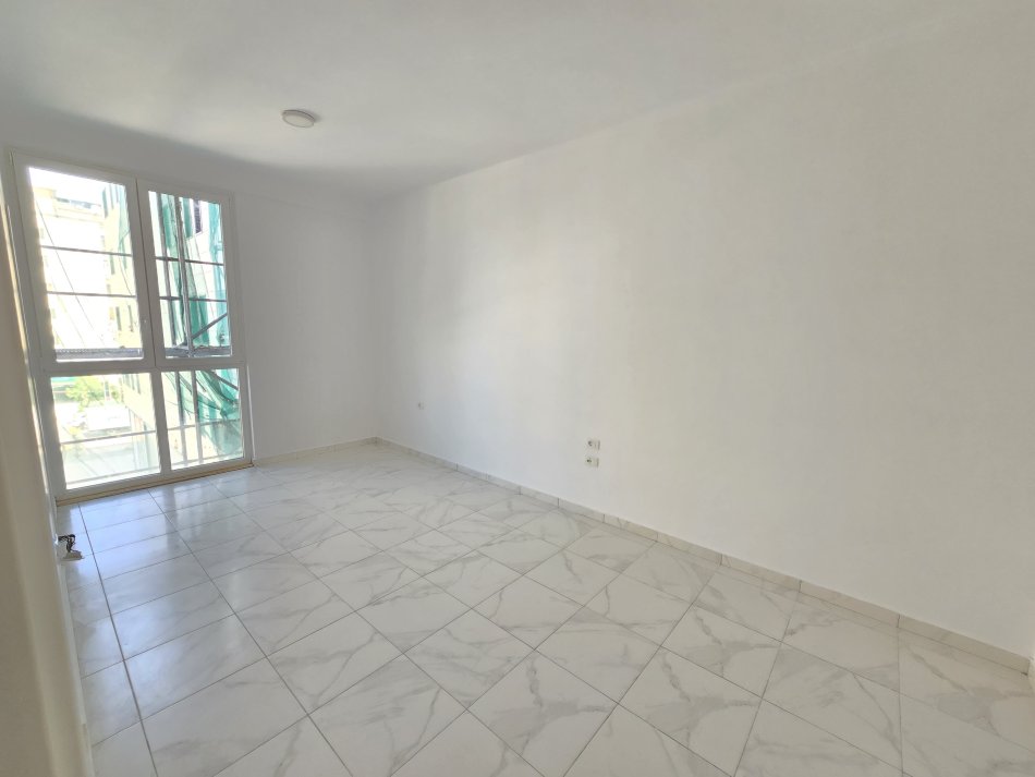 Tirane, jepet me qera zyre Kati 2, 110 m² 1.000 € (NSHRAKU)