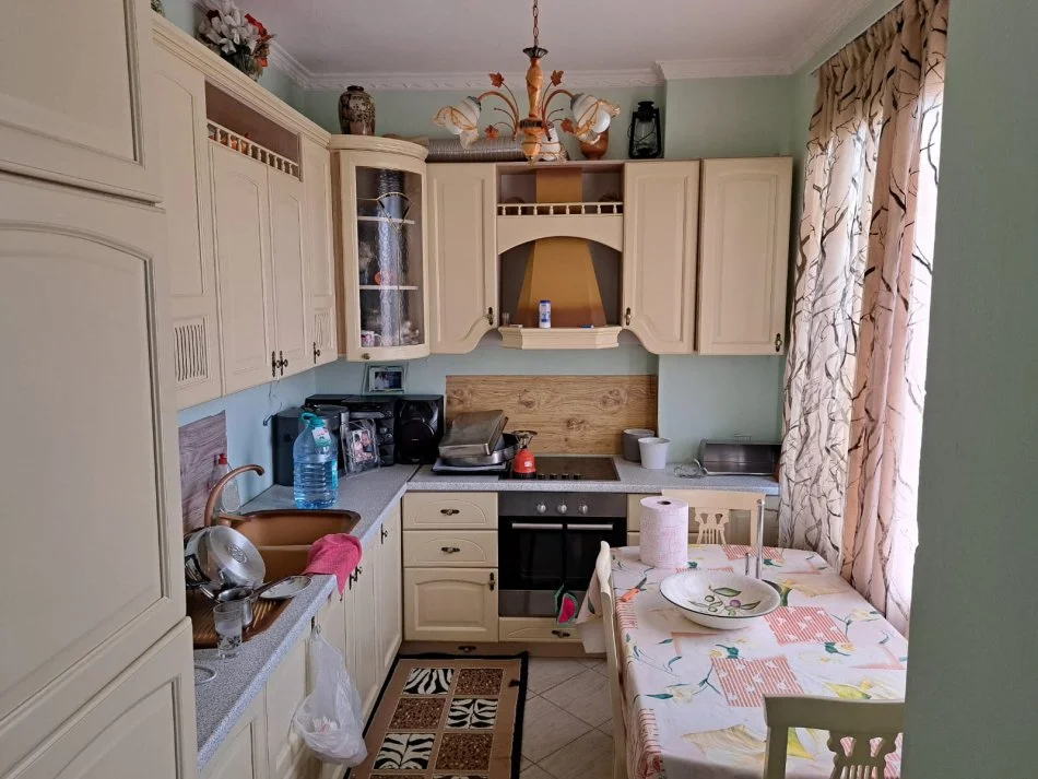 Tirane, jepet me qera 2+1+Ballkon Kati 7, (yzberisht)