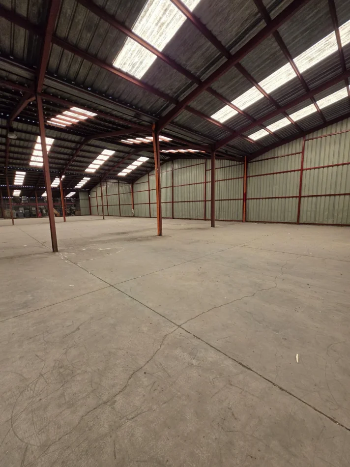 Durres, jepet me qera Kati 0, 2.200 m² 6.600 € (autostrada Tr Dr)