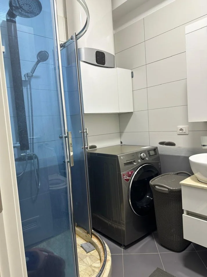 Tirane, jepet me qera apartament 3+1 Kati 4, 189 m² 1.300 € (Liqeni Artificial)