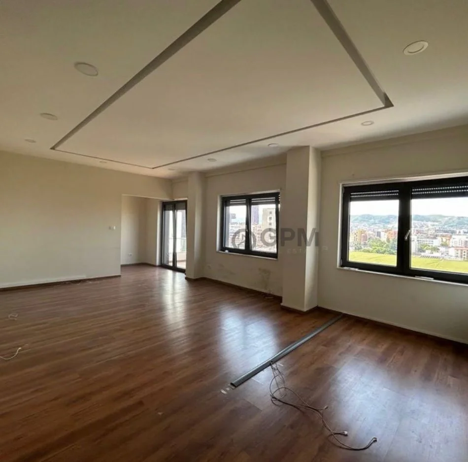 Tirane, jepet me qera ambjent biznesi Kati 7, 135 m² 1.000 € (Ring Center)
