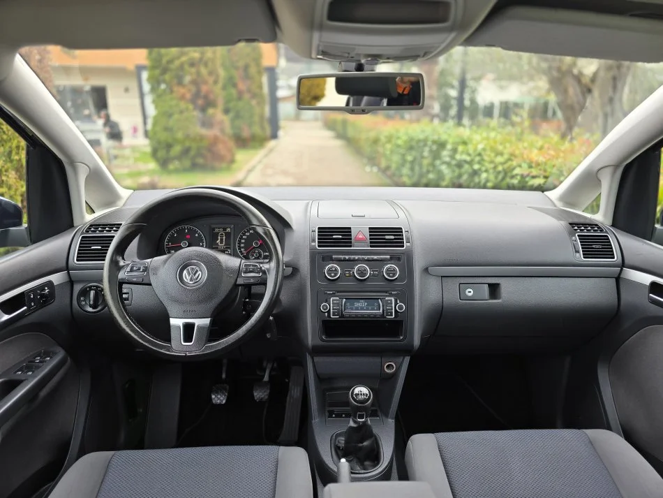 Tirane, shes makine VW TOURAN 1.6 NAFTE PANORAME Nafte, blu e errët manuale Klima 174.000 km 7.450 €