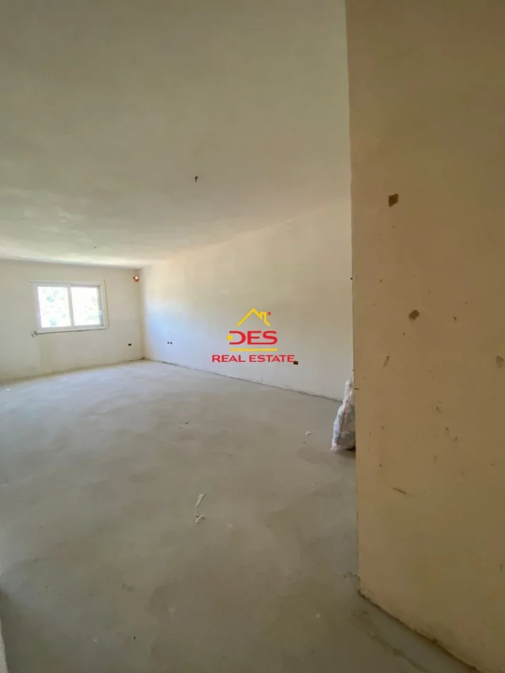 Vlore, shitet apartament 2+1+Ballkon Kati 6, 115 m² 1.430.000 € (Rruga Pelivan Leskaj)