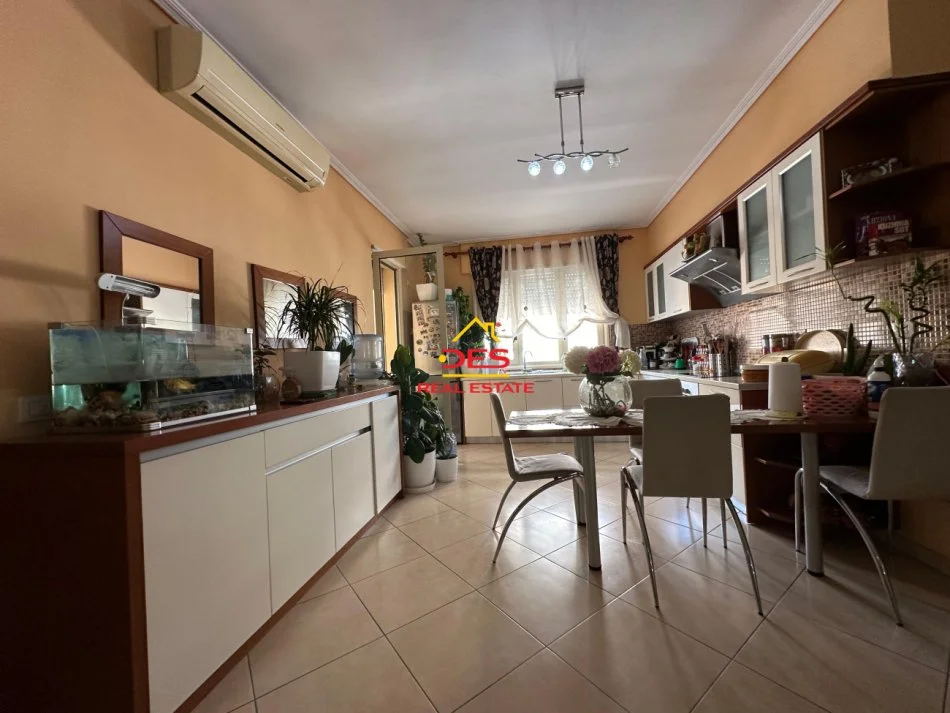 Vlore, jepet me qera apartament 3+1+Ballkon Kati 7, 153 m² 600 € (Rruga Sadi Zotaj)