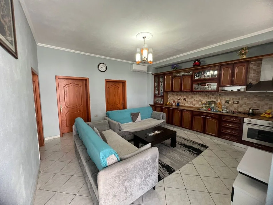 Tirane, jap me qera Vile 2+1+Aneks+Ballkon , 135 m² 300 € 