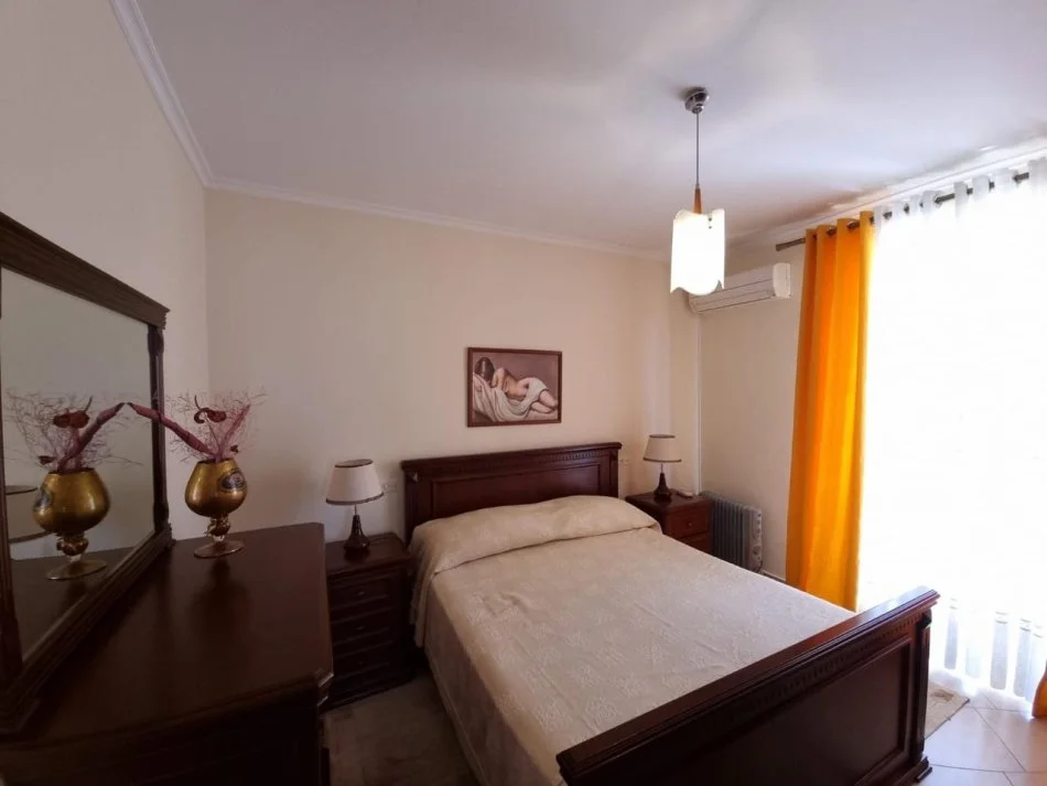 Tirane, jepet me qera apartament 2+1 Kati 5, 130 m² 1.000 € 