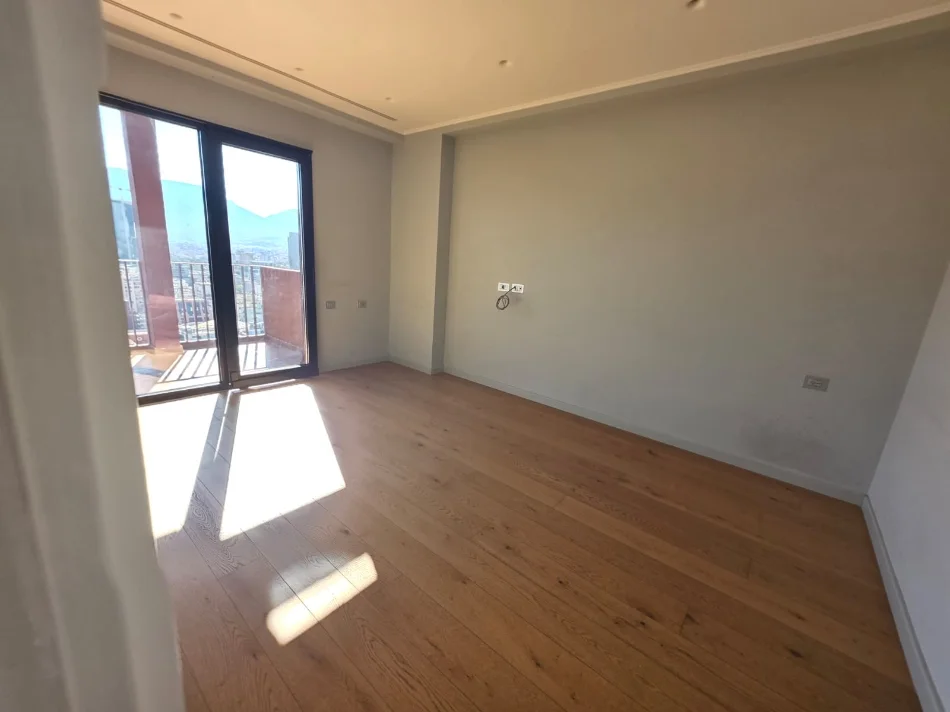 Tirane, jepet me qera zyre Kati 21, 140 m² 2.000 € (Garden Building ,Rruga e Kavajes)