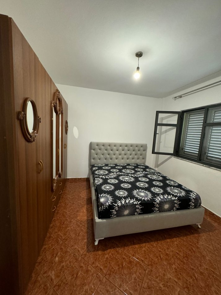 Tirane, jepet me qera apartament 2+1+Ballkon Kati 2, 85 m² 350 € (Prane terminalit te autobusave , Kompleksi Malajzian)