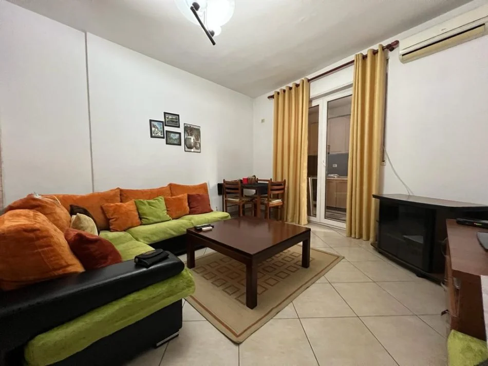 Tirane, jepet me qera apartament 1+1+Ballkon Kati 6, 65 m² 450 € (Selvia)