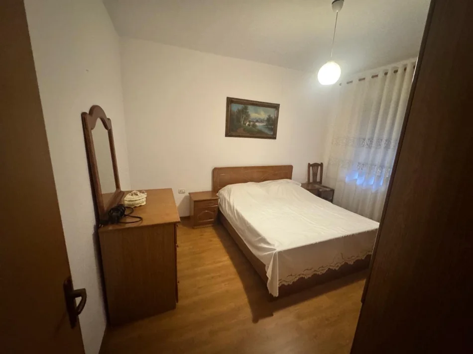 Tirane, jepet me qera apartament 2+1 Kati 4, 100 m² 600 € (Myslym Shyr ,Ish Ekspozita)