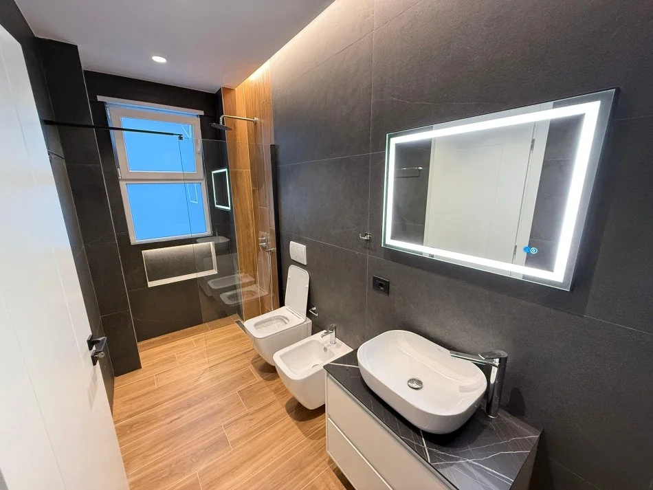 Tirane, shitet apartament 2+1+Aneks+Ballkon Kati 5, 120 m² 230.000 € (liqeni i thate)