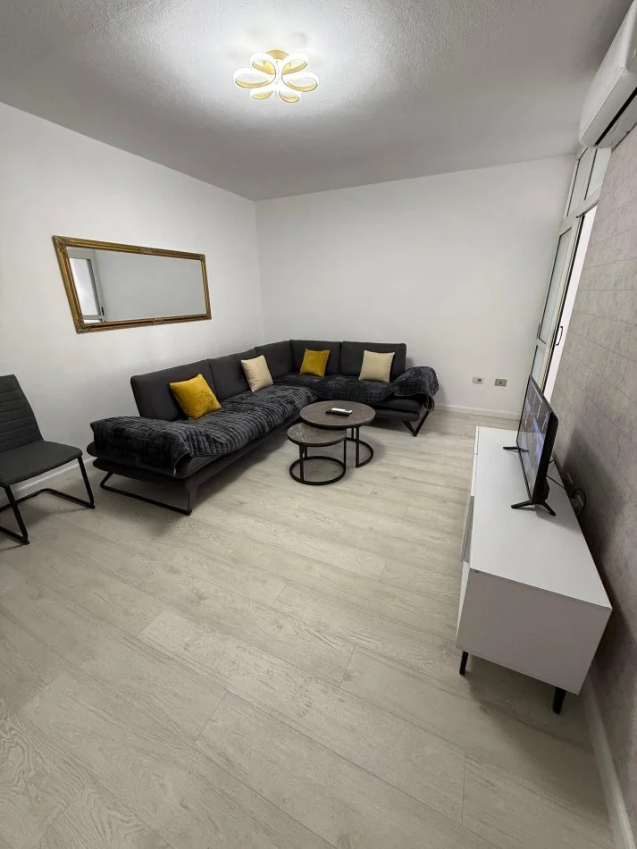 Tirane, jepet me qera apartament 1+1+Ballkon Kati 3, 75 m² 600 € (Komuna Parisit)