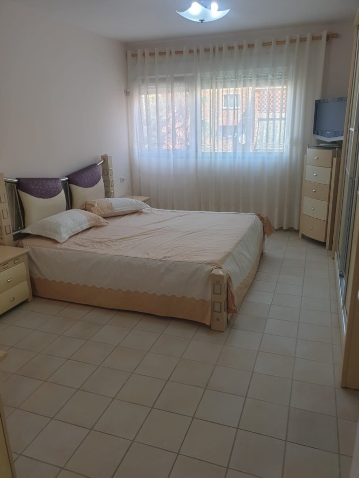Tirane, jepet me qera apartament 2+1+Ballkon Kati 3, 115 m² 700 € (Tek Mozaiku, Rruga Muhamet Gjollesha)