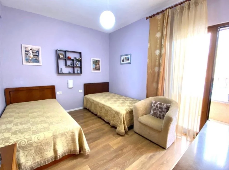 Tirane, shitet apartament 3+1+Ballkon Kati 3, 122 m² 205.000 € (Rruga Kristo Floqi ,Gjimnazi Besnik Sykja)