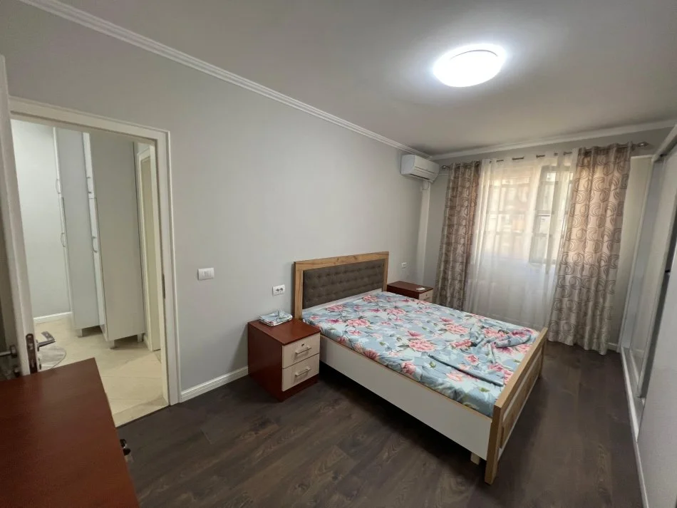 Tirane, jepet me qera apartament 2+1+Ballkon Kati 4, 120 m² 800 € (Rruga 4 deshmoret)
