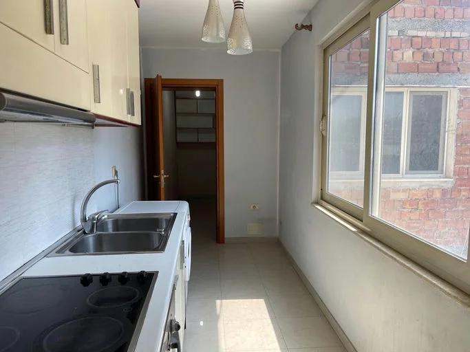 Tirane, jepet me qera apartament 2+1+Ballkon Kati 5, 92 m² 480 € (Rruga ''Kavajes")