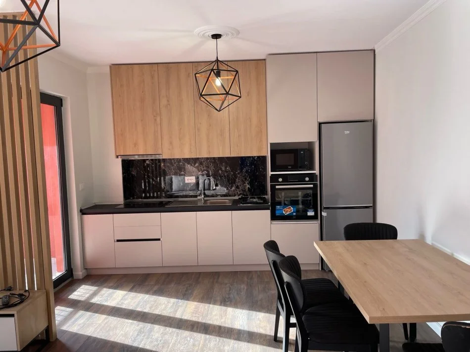 Tirane, jepet me qera apartament 1+1+Ballkon Kati 2, 70 m² 600 € (Kurora e botanikut)