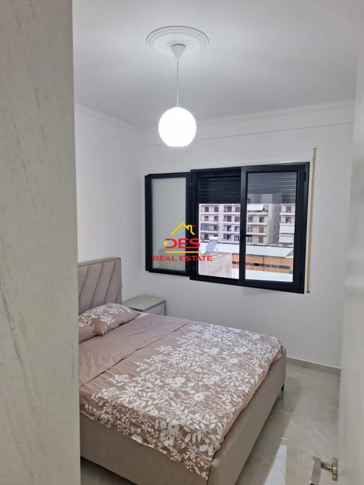 Vlore, jepet me qera apartament 1+1+Ballkon Kati 4, 70 m² 300 € (Rruga Gjergj Kastrioti)