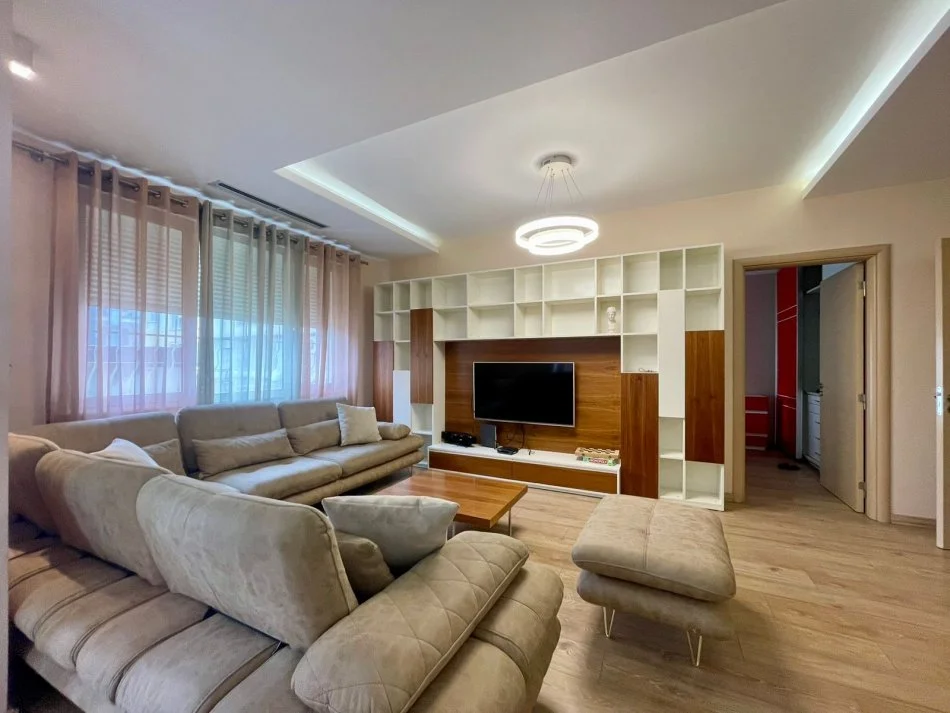 Tirane, jepet me qera apartament 3+1+Ballkon Kati 1, 138 m² 900 € (STACIONI I TRENIT)