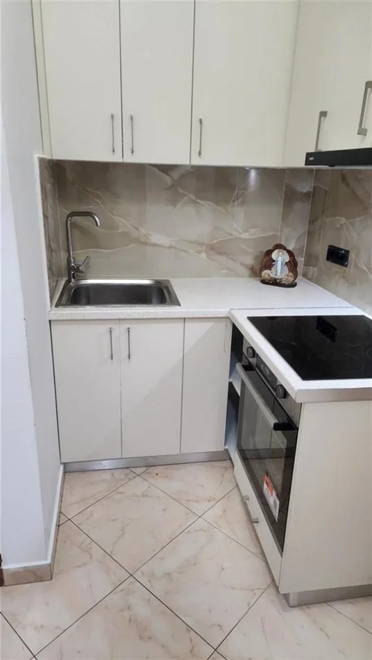 Tirane, jepet me qera apartament 1+1+Ballkon Kati 4, 70 m² 695 € (Qendra e Tiranës)