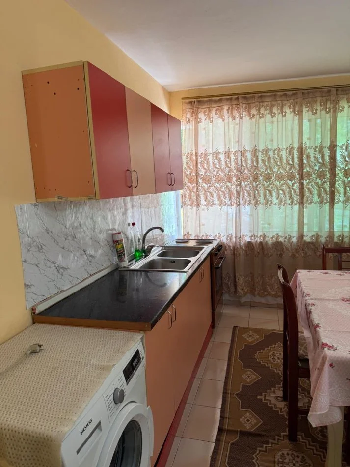 Tirane, jepet me qera apartament 1+1 Kati 3, 78 m² 300 € (Hysen Çino)