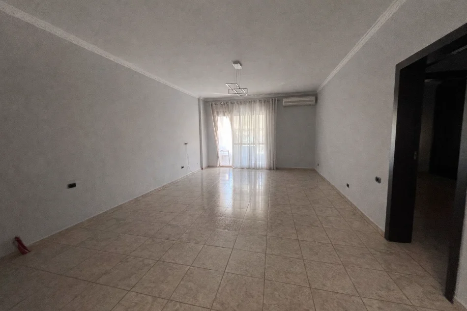 Tirane, shitet apartament 3+1+Ballkon Kati 4, 140 m² 355.000 € (Komuna e Parisit)