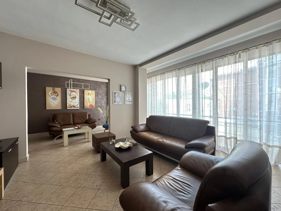 Tirane, jepet me qera apartament 2+1 Kati 2, 120 m² 600 € 