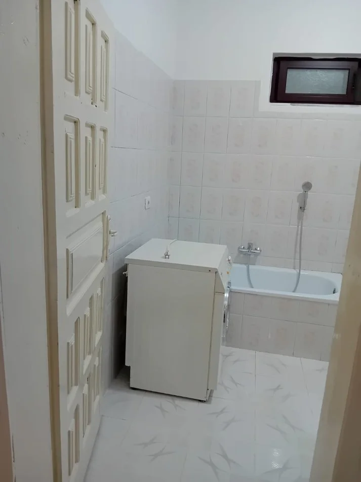 Tirane, jepet me qera apartament 1+1 Kati 0, 80 m² 330 € (Rruga 5 Maji)
